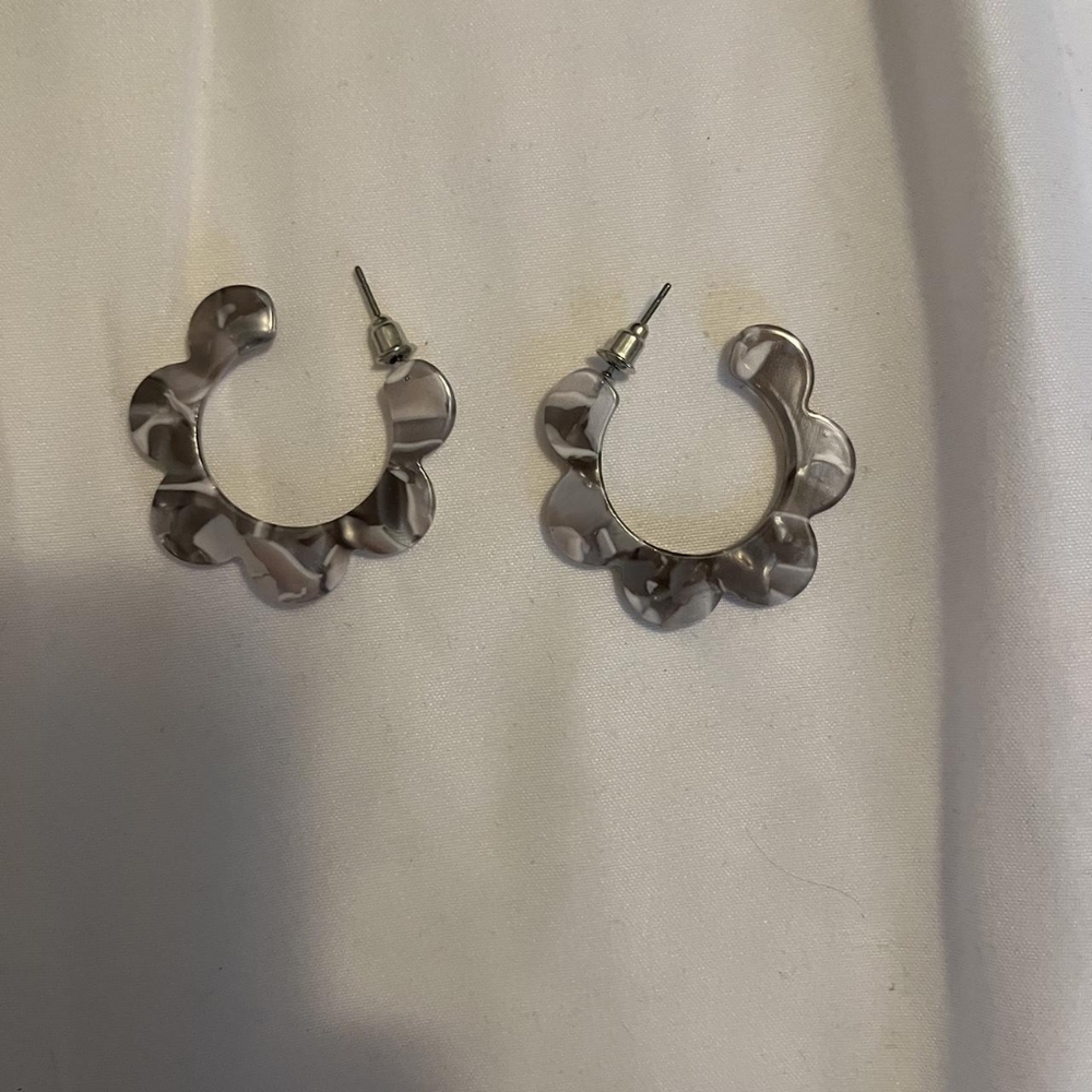 Grey flower earrings